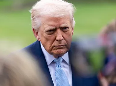 WASHINGTON (United States), 20/03/2026.- US President Donald J. Trump responds to a question from the news media as he walks to board Marine One on the South Lawn of the White House in Washington, DC, USA, 20 March 2026. EFE/EPA/SHAWN THEW / POOL 