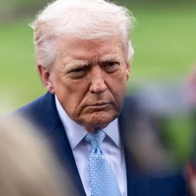 WASHINGTON (United States), 20/03/2026.- US President Donald J. Trump responds to a question from the news media as he walks to board Marine One on the South Lawn of the White House in Washington, DC, USA, 20 March 2026. EFE/EPA/SHAWN THEW / POOL
