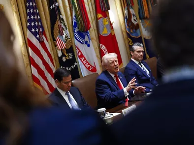 WASHINGTON (United States), 26/03/2026.- US President Donald J. Trump (C) responds to a question from the news media during a cabinet meeting in the Cabinet Room of the White House in Washington, DC, USA, 26 March 2026. EFE/EPA/WILL OLIVER / POOL 