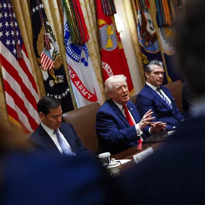 WASHINGTON (United States), 26/03/2026.- US President Donald J. Trump (C) responds to a question from the news media during a cabinet meeting in the Cabinet Room of the White House in Washington, DC, USA, 26 March 2026. EFE/EPA/WILL OLIVER / POOL
