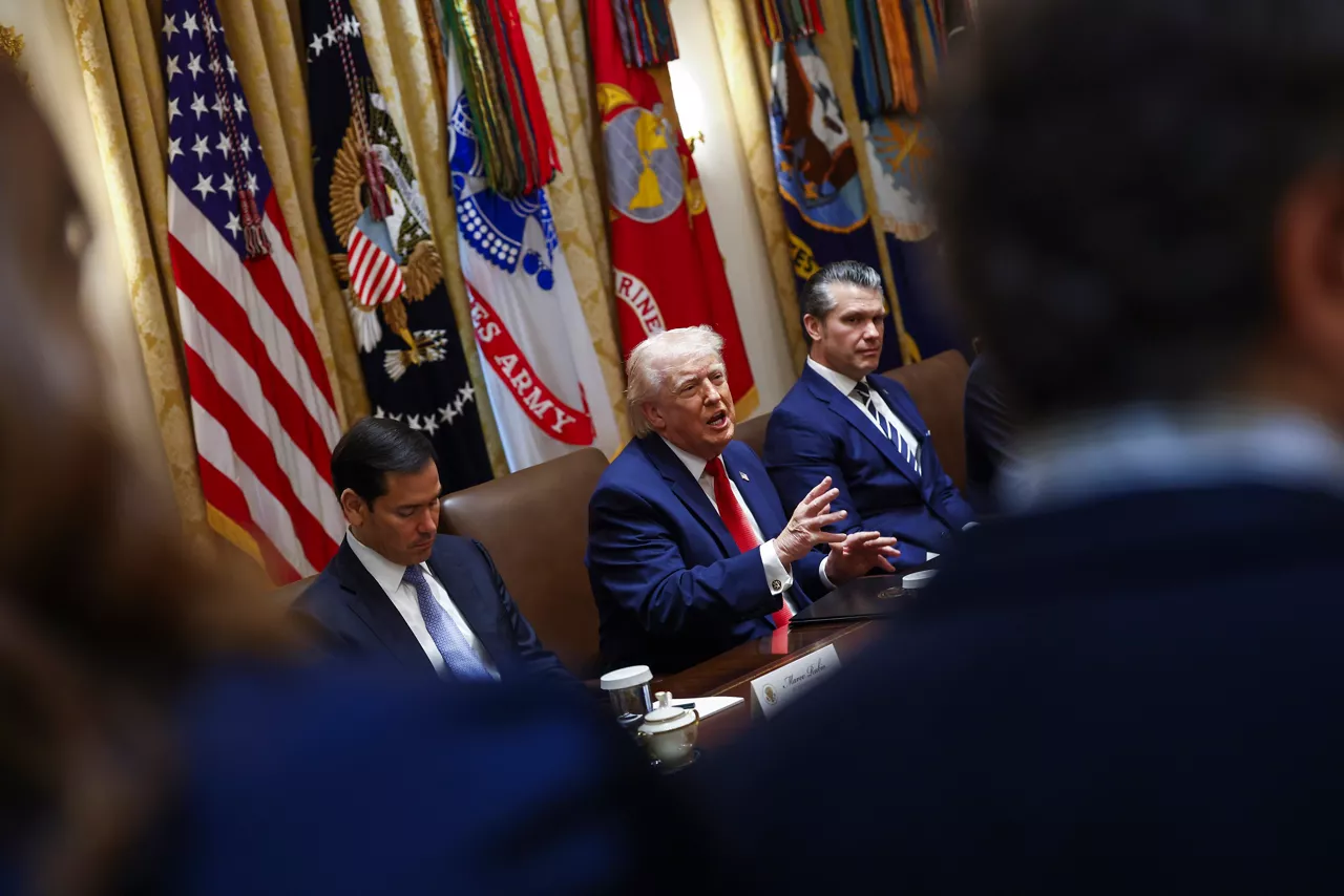 WASHINGTON (United States), 26/03/2026.- US President Donald J. Trump (C) responds to a question from the news media during a cabinet meeting in the Cabinet Room of the White House in Washington, DC, USA, 26 March 2026. EFE/EPA/WILL OLIVER / POOL
