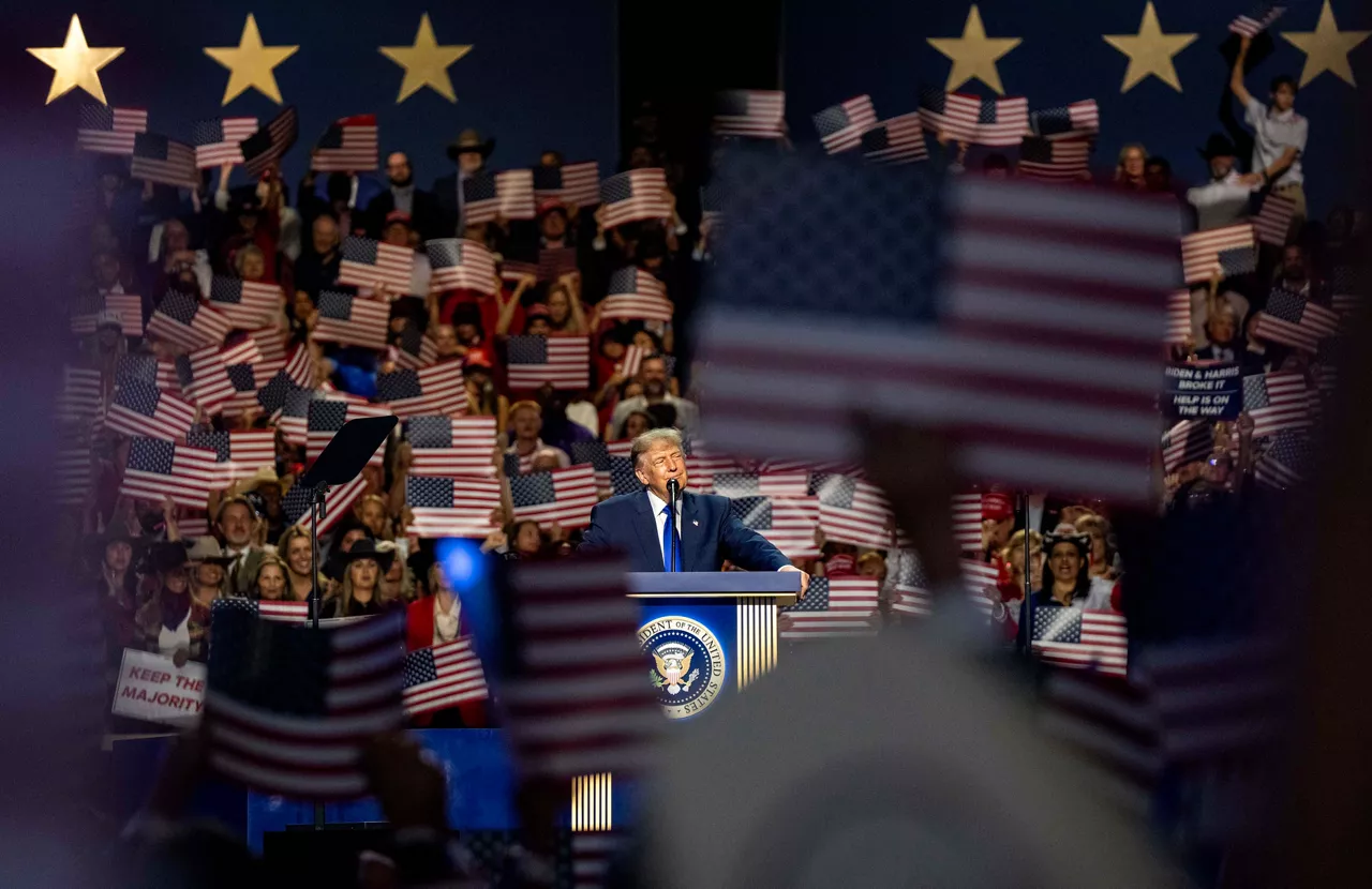 DALLAS (USA), 10/09/2026.- US President Donald Trump speaks on the first day of the Midterm Republican National Convention at the American Airlines Center in Dallas, Texas, USA, 09 September 2026. The two-day event, conceived by US President Donald Trump to spotlight key midterm congressional races, runs 09-10 September. EFE/EPA/JEFF MCWHORTER
