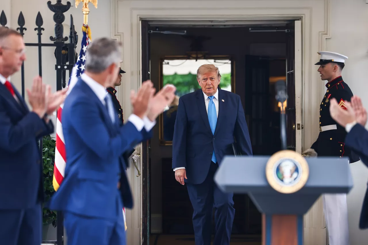 WASHINGTON (United States), 30/07/2026.- US President Donald Trump arrives to announce a program to allow veterans to expedite a career in commercial trucking outside the White House in Washington, DC, USA, 30 July 2026. Known as the Freedom Haulers program, the initiative would allow any US veteran who drove heavy equipment to be automatically eligible for a commercial trucking license. EFE/EPA/JIM LO SCALZO / POOL
