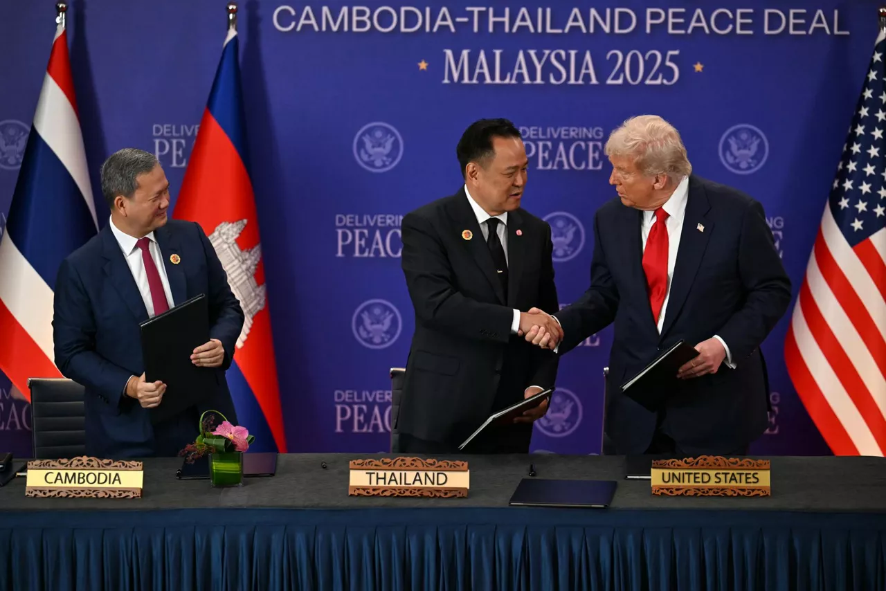 Kuala Lumpur (Malaysia), 26/10/2025.- Cambodia's Prime Minister Hun Manet (L) watches Thailand's Prime Minister Anutin Charnvirakul (C) and US President Donald Trump (R) shake hands on the sidelines of the 47th Association of Southeast Asian Nations (ASEAN) Summit in Kuala Lumpur, Malaysia, 26 October 2025. (Camboya, Malasia, Tailandia) EFE/EPA/MOHD RASFAN / POOL
