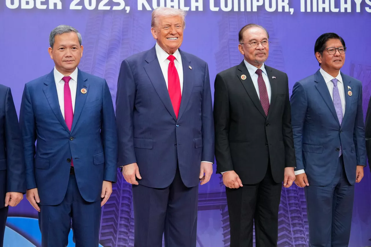 Kuala Lumpur (Malaysia), 26/10/2025.- (L-R) Singapore's Prime Minister Lawrence Wong, East Timor's Prime Minister Xanana Gusmao, Vietnam's Prime Minister Pham Minh Chinh, Cambodia's Prime Minister Hun Manet, US President Donald Trump, Malaysia's Prime Minister Anwar Ibrahim, Philippine President Ferdinand Marcos Jr., Sultan of Brunei Hassanal Bolkiah, Indonesia's President Prabowo Subianto, and Laos' Prime Minister Sonexay Siphandone pose for a photo during the Association of Southeast Asian Nations (ASEAN) Summit at the Kuala Lumpur Convention Centre (KLCC) in Kuala Lumpur, Malaysia, 26 October 2025. The 47th ASEAN Summit and Related Summits are being held in the Malaysian capital from 26 to 28 October 2025. (Camboya, Malasia, Timor Oriental, Singapur) EFE/EPA/VINCENT THIAN / POOL
