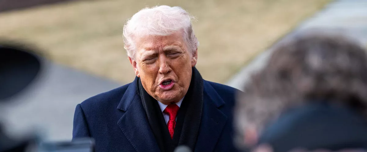 WASHINGTON (United States), 16/01/2026.- US President Donald J. Trump responds to questions from the news media as he walks to board Marine One on the South Lawn of the White House in Washington, DC, USA, 16 January 2026. President Trump is traveling to Florida for the weekend. EFE/EPA/SHAWN THEW
