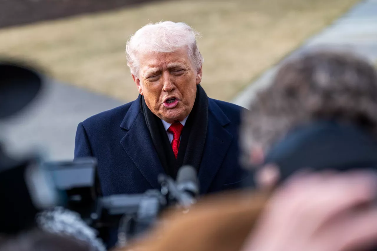 WASHINGTON (United States), 16/01/2026.- US President Donald J. Trump responds to questions from the news media as he walks to board Marine One on the South Lawn of the White House in Washington, DC, USA, 16 January 2026. President Trump is traveling to Florida for the weekend. EFE/EPA/SHAWN THEW
