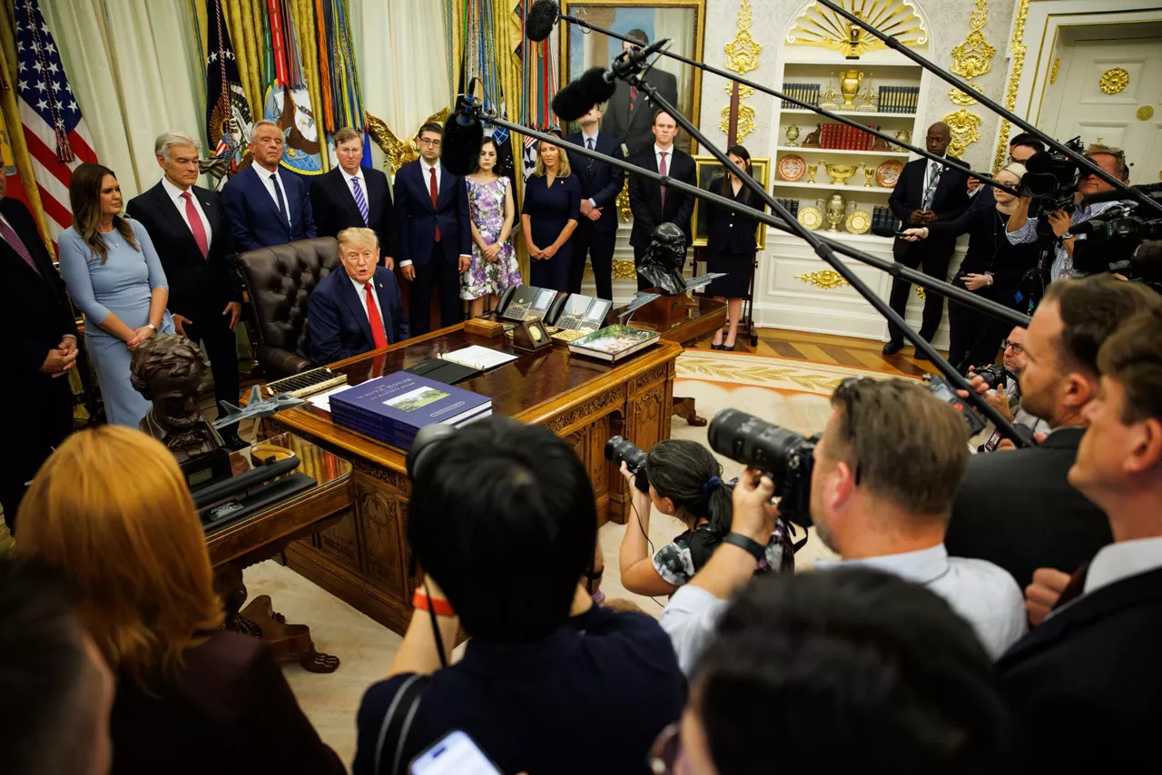 Washington (United States), 18/09/2026.- US President Donald Trump answers questions from reporters after announcing new 'most favored nation' pricing for certain drugs in the Oval Office of the White House in Washington, DC, USA, 18 September 2026. The policy aims to allow state Medicaid programs to access lower drug prices negotiated by foreign nations. EFE/EPA/Samuel Corum / POOL
