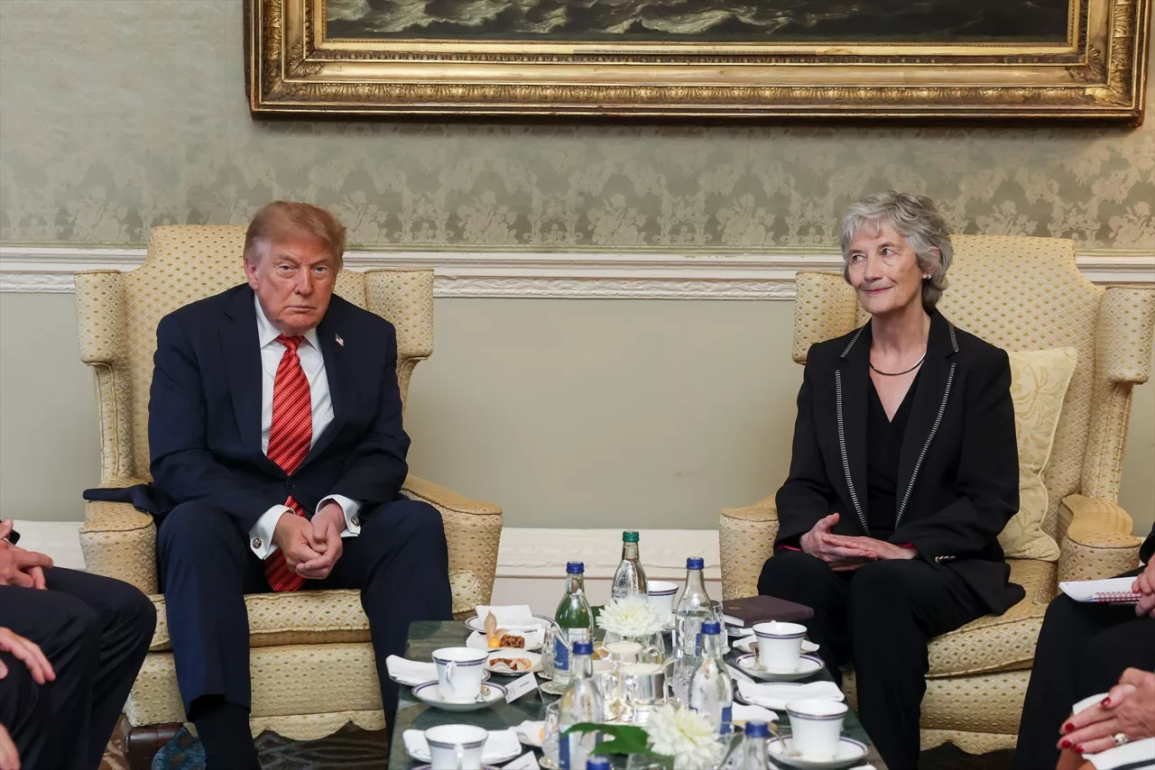12 September 2026, Ireland, Dublin: A handout photo issued by Maxwells shows Irish President Catherine Connolly and US President Donald Trump at Aras an Uachtarain, her official residence in Phoenix Park, Dublin, during a courtesy call at the start of his visit to Ireland. Photo: Tony Maxwell/Maxwells/PA Wire/dpa



Tony Maxwell/Maxwells/PA Wire/dp / DPA

12/9/2026 ONLY FOR USE IN SPAIN