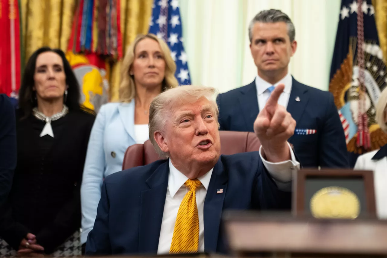 Washington (United States), 03/08/2026.- President Donald Trump speaks during an executive order signing ceremony in the Oval Office of the White House in Washington, DC, USA, 03 August 2026. EFE/EPA/Allison Robbert / POOL
