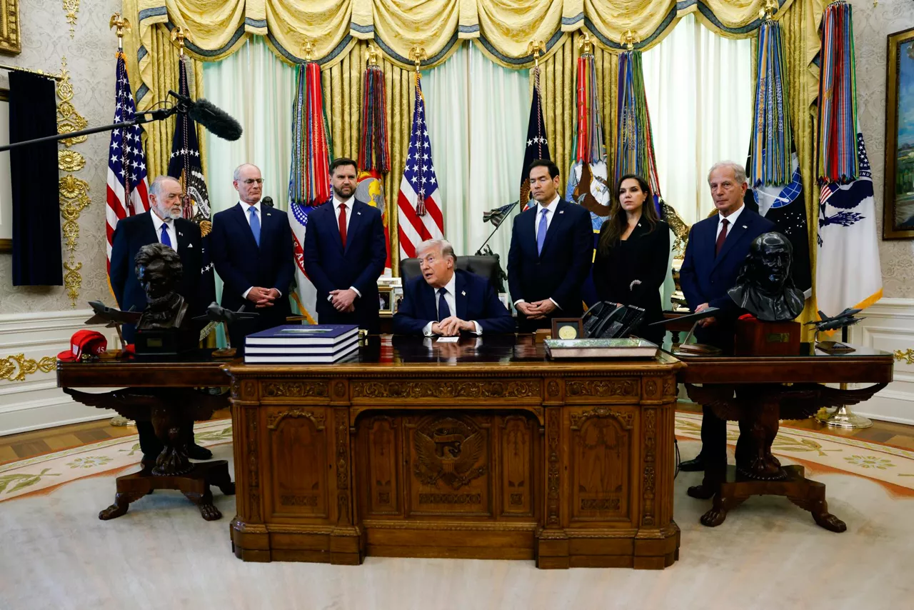 Donald Trump y delegaciones de Israel y Libano en la Casa Blanca