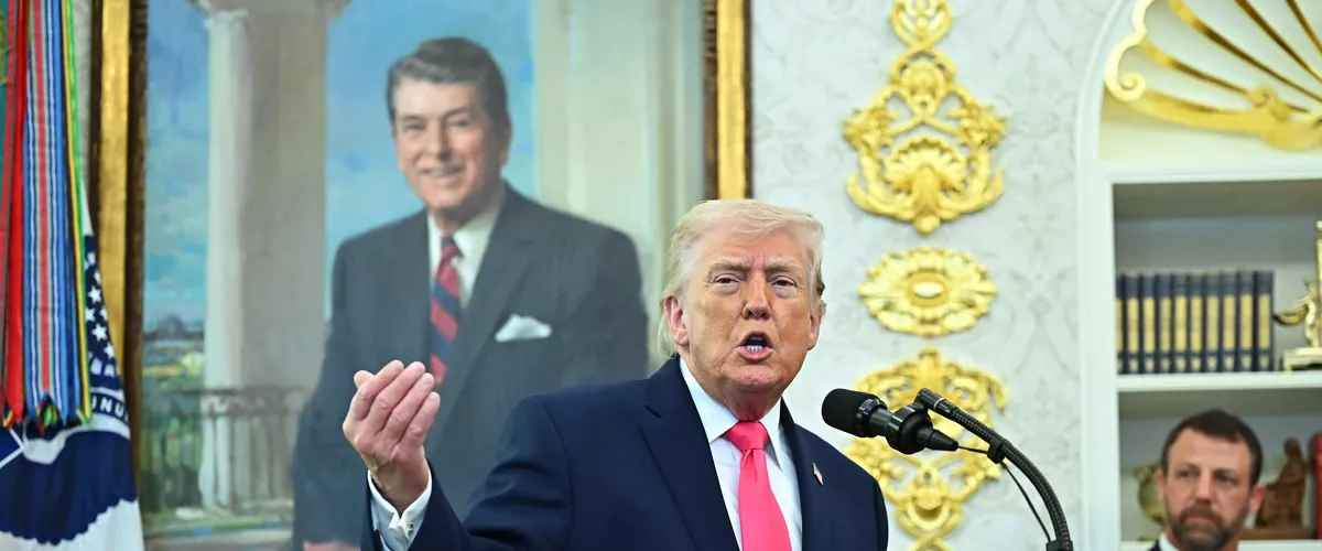 Washington, DC (United States), 24/03/2026.- US President Donald Trump (L) speaks next to and Markwayne Mullin, the new secretary of the US Department of Homeland Security (DHS), during a swearing-in ceremony in the Oval Office of the White House in Washington, DC, USA, 24 March 2026. Mullin was confirmed as Department of Homeland Security (DHS) secretary, placing the Oklahoma senator in charge of a Trump administration immigration crackdown that has triggered a 37-day funding shutdown of the cabinet agency. EFE/EPA/GRAEME SLOAN / POOL
