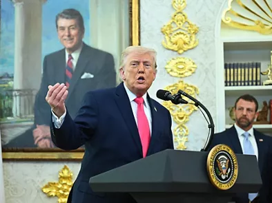 Washington, DC (United States), 24/03/2026.- US President Donald Trump (L) speaks next to and Markwayne Mullin, the new secretary of the US Department of Homeland Security (DHS), during a swearing-in ceremony in the Oval Office of the White House in Washington, DC, USA, 24 March 2026. Mullin was confirmed as Department of Homeland Security (DHS) secretary, placing the Oklahoma senator in charge of a Trump administration immigration crackdown that has triggered a 37-day funding shutdown of the cabinet agency. EFE/EPA/GRAEME SLOAN / POOL 