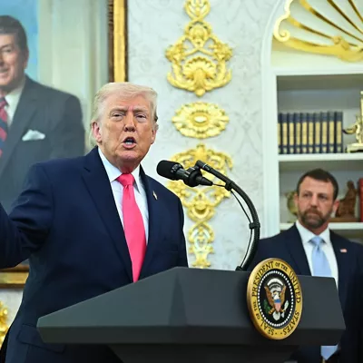 Washington, DC (United States), 24/03/2026.- US President Donald Trump (L) speaks next to and Markwayne Mullin, the new secretary of the US Department of Homeland Security (DHS), during a swearing-in ceremony in the Oval Office of the White House in Washington, DC, USA, 24 March 2026. Mullin was confirmed as Department of Homeland Security (DHS) secretary, placing the Oklahoma senator in charge of a Trump administration immigration crackdown that has triggered a 37-day funding shutdown of the cabinet agency. EFE/EPA/GRAEME SLOAN / POOL
