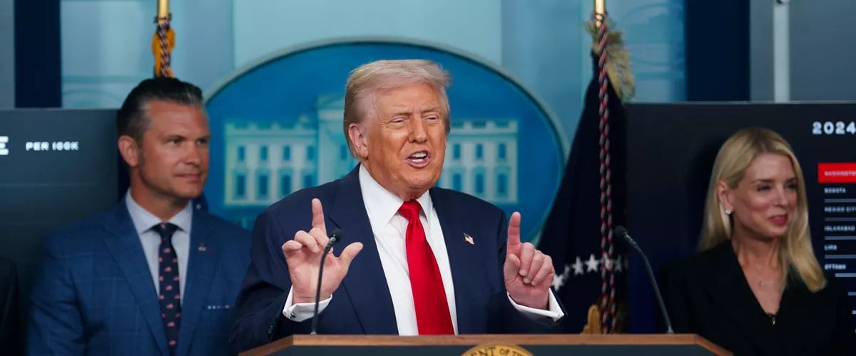 WASHINGTON (United States), 11/08/2025.- US President Donald Trump (C) with US Defence Secretary Pete Hegseth (L) and US Attorney General Pam Bondi (R) addresses the media in the James S. Brady Press Briefing Room of the White House, Washington, DC, USA, 11 August 2025. President Trump is due to announce the deployment of the National Guard in Washington DC as part of a crime reduction strategy. EFE/EPA/WILL OLIVER / POOL
