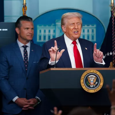 WASHINGTON (United States), 11/08/2025.- US President Donald Trump (C) with US Defence Secretary Pete Hegseth (L) and US Attorney General Pam Bondi (R) addresses the media in the James S. Brady Press Briefing Room of the White House, Washington, DC, USA, 11 August 2025. President Trump is due to announce the deployment of the National Guard in Washington DC as part of a crime reduction strategy. EFE/EPA/WILL OLIVER / POOL
