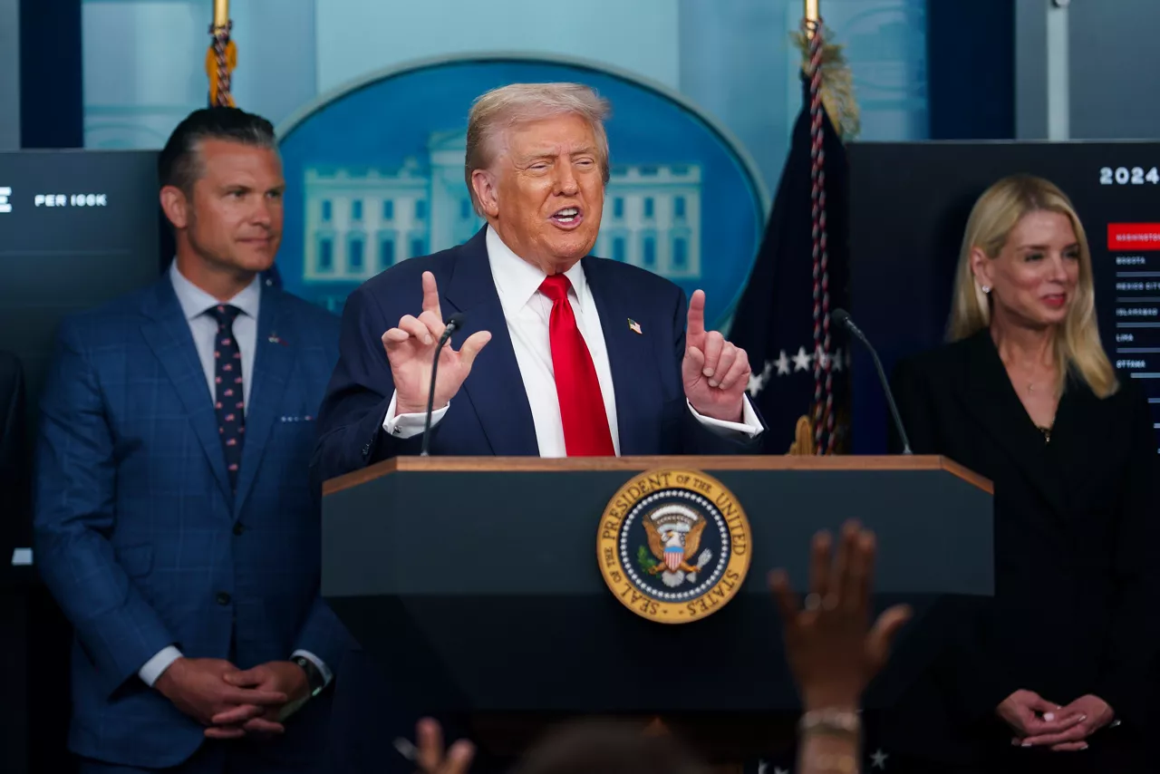 WASHINGTON (United States), 11/08/2025.- US President Donald Trump (C) with US Defence Secretary Pete Hegseth (L) and US Attorney General Pam Bondi (R) addresses the media in the James S. Brady Press Briefing Room of the White House, Washington, DC, USA, 11 August 2025. President Trump is due to announce the deployment of the National Guard in Washington DC as part of a crime reduction strategy. EFE/EPA/WILL OLIVER / POOL
