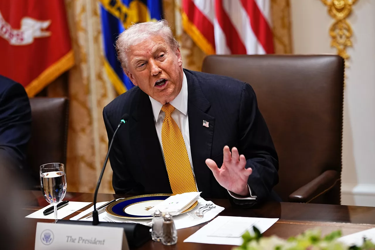 WASHINGTON (United States of America), 07/11/2025.- United States President Donald J Trump speaks during a bilateral lunch with Prime Minister of Hungary Viktor Orban in the Cabinet Room of the White House in Washington, DC, USA, 07 November 2025. (Hungría, Estados Unidos) EFE/EPA/AARON SCHWARTZ / POOL
