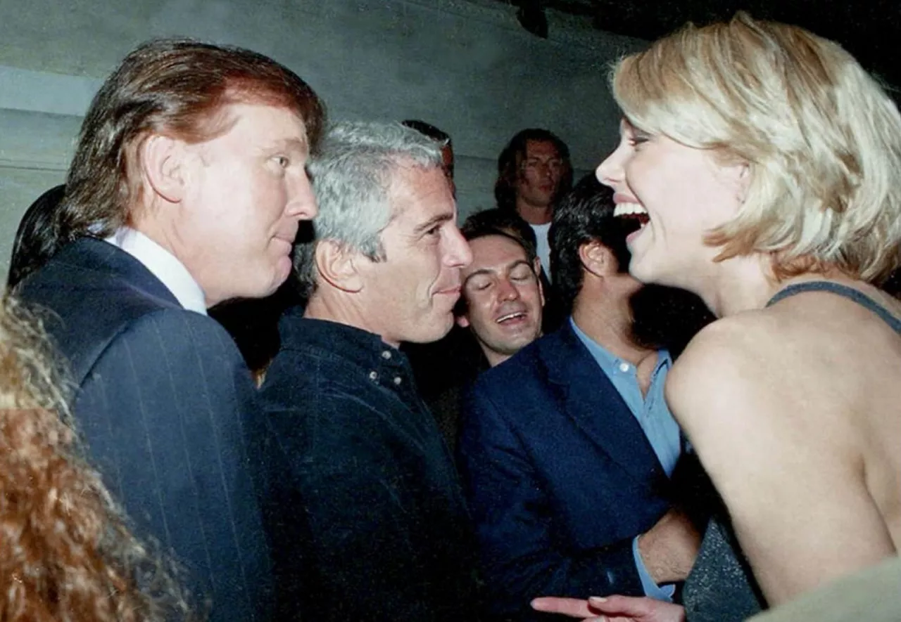 (Foto de ARCHIVO)

December 12, 2025, Washington, District of Columbia, USA: DONALD TRUMP with JEFFREY EPSTEIN while talking to model INGRID SEYNHAEVE at a 1997 Victoria's Secret party in New York.  Democrats on the House Oversight Committee on Friday released a second batch of images from the late convicted sex offender Epstein's estate.



Europa Press/Contacto/House Oversight Committee

12/12/2025