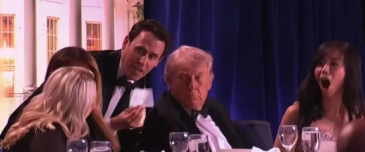 WASHINGTON, 26/04/2026.- Captura de imagen de un video facilitado por la Casa Blanca. El presidente de EE.UU., Donald Trump, dijo este sábado que el tirador que irrumpió en el hotel donde el mandatario participaba en una cena con corresponsales en Washington fue "interceptado" y detenido por el Servicio Secreto y que disparó a un agente, pero indicó que la bala impactó en su chaleco antibalas. EFE/ Pool Casa Blanca SOLO USO EDITORIAL/SOLO DISPONIBLE PARA ILUSTRAR LA NOTICIA QUE ACOMPAÑA (CRÉDITO OBLIGATORIO)
