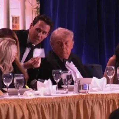 WASHINGTON, 26/04/2026.- Captura de imagen de un video facilitado por la Casa Blanca. El presidente de EE.UU., Donald Trump, dijo este sábado que el tirador que irrumpió en el hotel donde el mandatario participaba en una cena con corresponsales en Washington fue "interceptado" y detenido por el Servicio Secreto y que disparó a un agente, pero indicó que la bala impactó en su chaleco antibalas. EFE/ Pool Casa Blanca SOLO USO EDITORIAL/SOLO DISPONIBLE PARA ILUSTRAR LA NOTICIA QUE ACOMPAÑA (CRÉDITO OBLIGATORIO)
