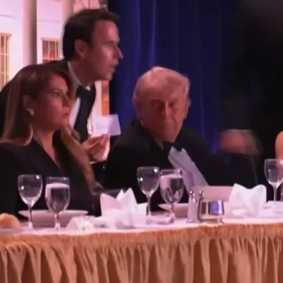 WASHINGTON, 26/04/2026.- Captura de imagen de un video facilitado por la Casa Blanca. El presidente de EE.UU., Donald Trump, dijo este sábado que el tirador que irrumpió en el hotel donde el mandatario participaba en una cena con corresponsales en Washington fue "interceptado" y detenido por el Servicio Secreto y que disparó a un agente, pero indicó que la bala impactó en su chaleco antibalas. EFE/ Pool Casa Blanca SOLO USO EDITORIAL/SOLO DISPONIBLE PARA ILUSTRAR LA NOTICIA QUE ACOMPAÑA (CRÉDITO OBLIGATORIO)
