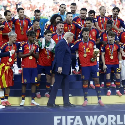 EAST RUTHERFORD (United States), 20/07/2026.- US President Donald J. Trump (C) hands over the World Cup Trophy to Rodri of Spain during the awards ceremony after the FIFA World Cup 2026 final match Spain against Argentina, in East Rutherford, New Jersey, USA, 19 July 2026. (España) EFE/EPA/WILL OLIVER
