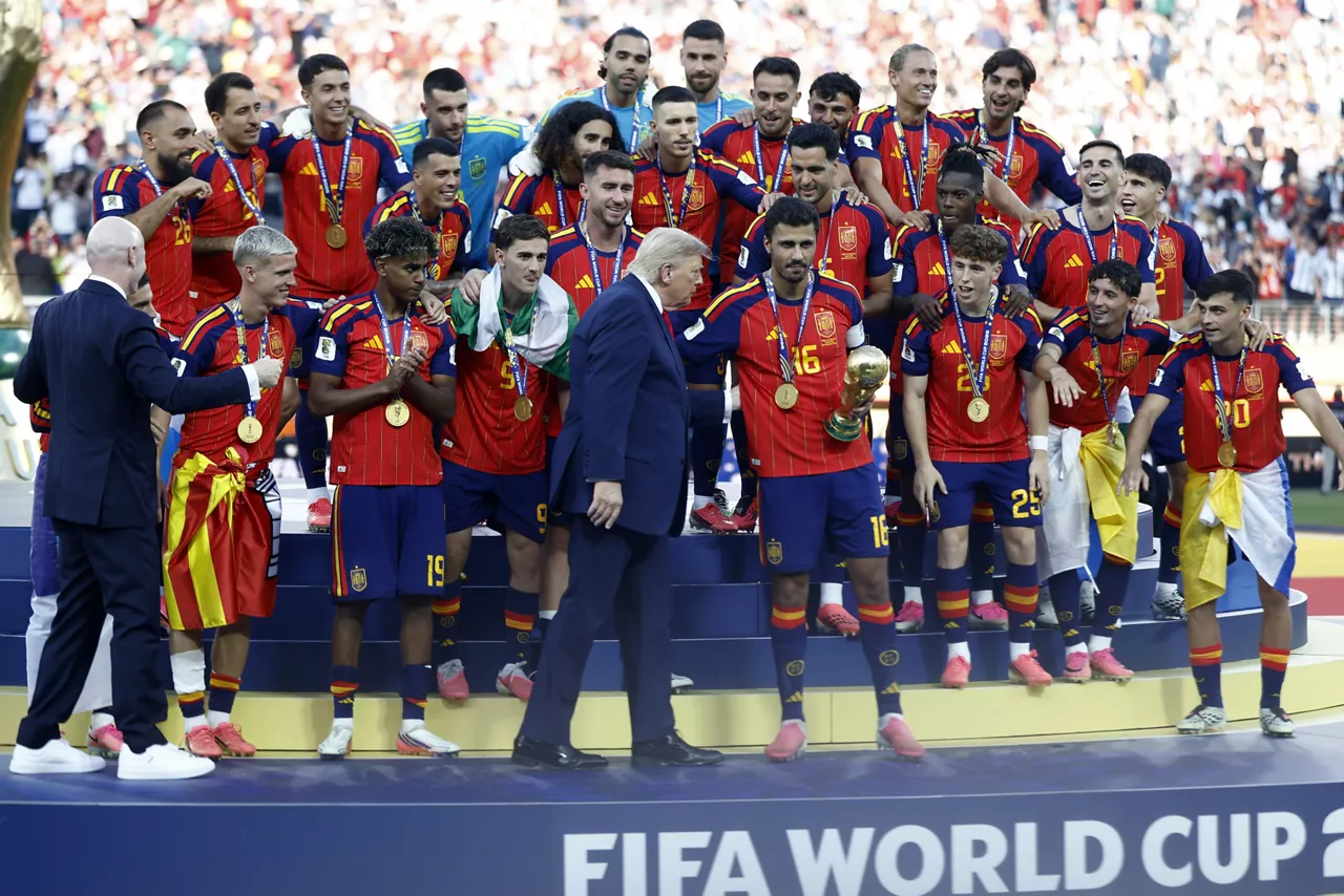 EAST RUTHERFORD (United States), 20/07/2026.- US President Donald J. Trump (C) hands over the World Cup Trophy to Rodri of Spain during the awards ceremony after the FIFA World Cup 2026 final match Spain against Argentina, in East Rutherford, New Jersey, USA, 19 July 2026. (España) EFE/EPA/WILL OLIVER
