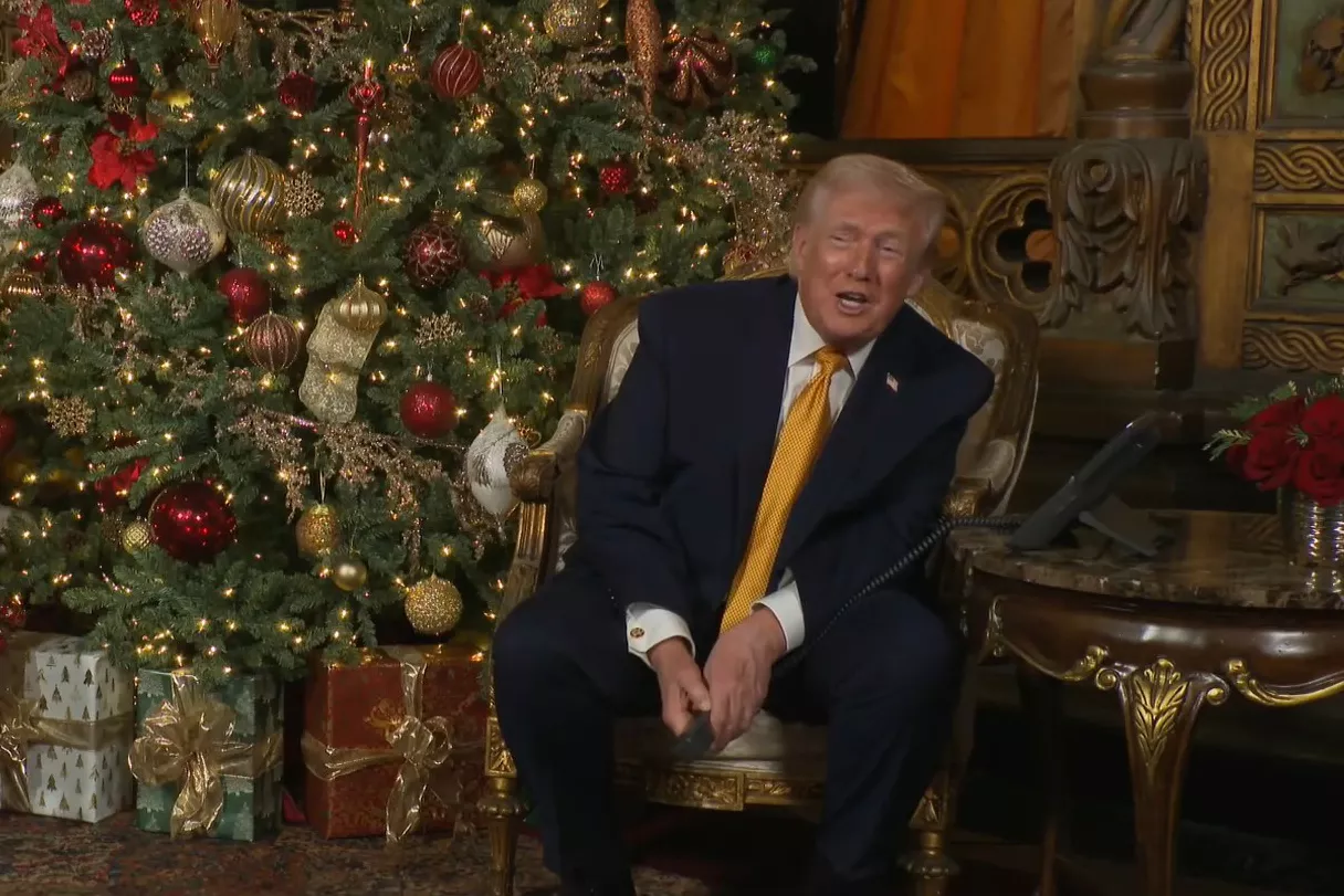 AME463. FLORIDA (ESTADOS UNIDOS), 24/12/2025.- Captura de video de una transmisión de la Casa Blanca del presidente de Estados Unidos, Donald Trump. Trump aseguró este miércoles a un niño que se encargará de que un Santa Claus "malo" no se infiltre en el país, durante la tradicional llamada de Nochebuena en la que los menores pueden rastrear el recorrido de Santa Claus. EFE/ La Casa Blanca /SOLO USO EDITORIAL/ SOLO DISPONIBLE PARA ILUSTRAR LA NOTICIA QUE ACOMPAÑA (CRÉDITO OBLIGATORIO)
