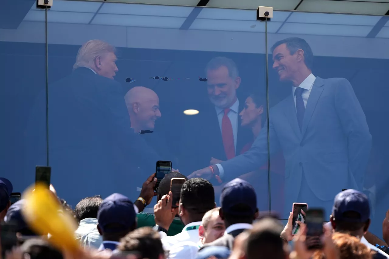 AMDEP9059. NUEVA JERSEY (ESTADOS UNIDOS), 19/07/2026.- El presidente de Estados Unidos, Donald Trump (i) saluda al presidente del Gobierno de España, Pedro Sánchez este domingo, en el partido de la final del Mundial de la FIFA 2026 entre España y Argentina en el estadio MetLife en Nueva Jersey (Estados Unidos). EFE/ Octavio Guzman
