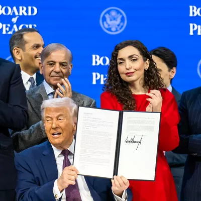 Trump firma en Davos el acta de constitución de la Junta de Paz que promueve