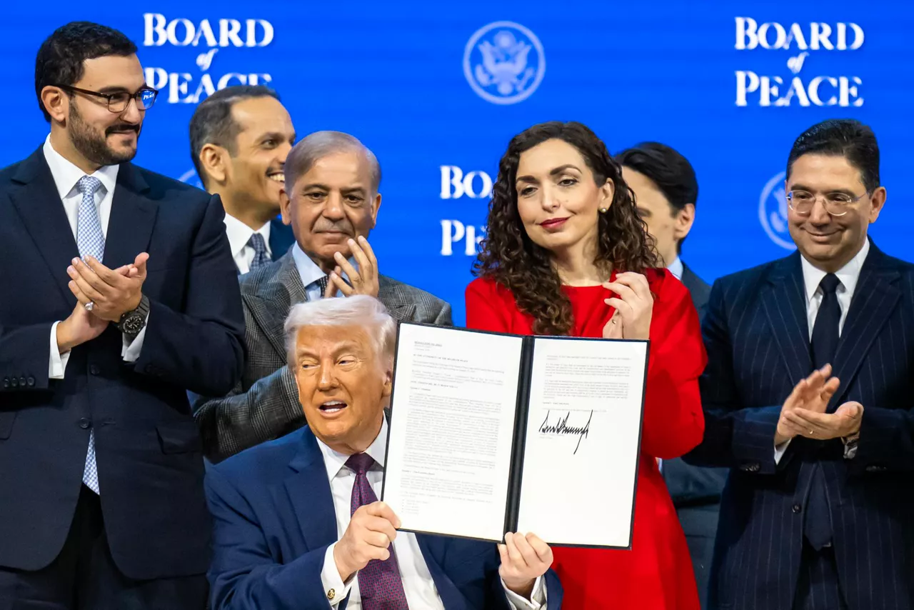 Trump firma en Davos el acta de constitución de la Junta de Paz que promueve