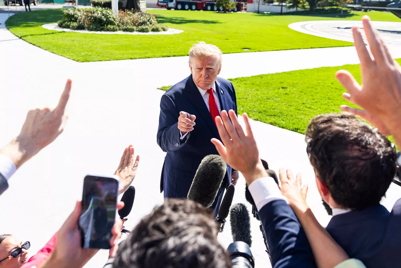 FOTODELDÍA - WASHINGTON (EEUU), 13/10/2026.- El Presidente de los Estados Unidos, Donald Trump (C), hace declaraciones a los periodistas antes de viajar desde la Casa Blanca a Alaska, para apoyar al Senador Republicano Dan S. Sullivan, en las elecciones del 3 de Noviembre. EFE/JIM LO SCALZO
