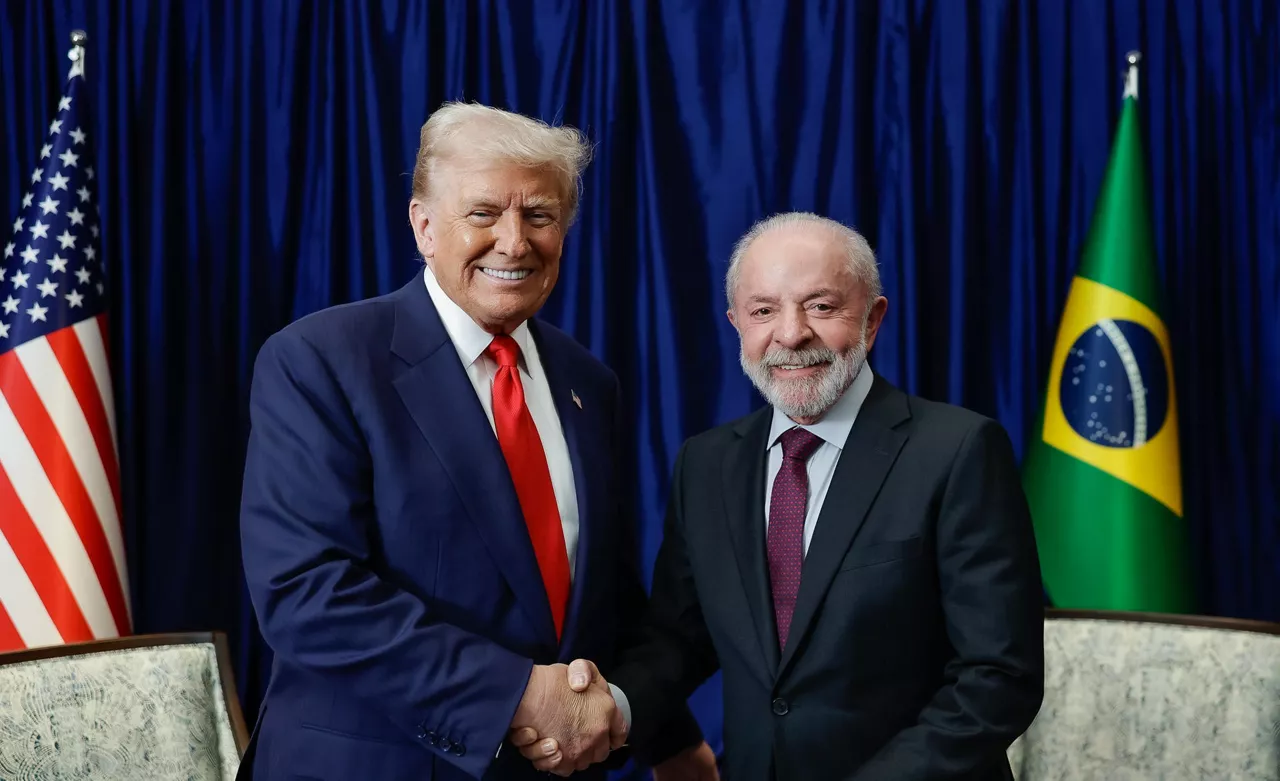 FOTODELDIA KUALA LUMPUR (MALASIA), 26/10/25.- El presidente brasileño Luíz Inácio Lula da Silva (d) durante una reunión con el presidente de los Estados Unidos, Donald Trump, durante la 47ª Cumbre de la Asociación de Naciones del Sudeste Asiático (ASEAN) celebrada este domigo en Kuala Lumpur, Malasia. EFE/ Ricardo Stuckert/Presidencia de Brasil / SOLO USO EDITORIAL/SOLO DISPONIBLE PARA ILUSTRAR LA NOTICIA QUE ACOMPAÑA (CRÉDITO OBLIGATORIO)
