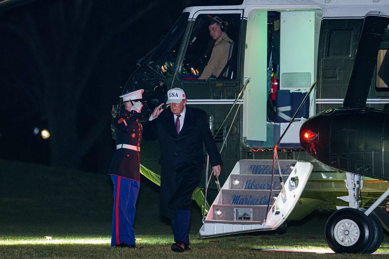 WASHINGOTN (United States), 12/01/2026.- US President Donald Trump walks on the South Lawn of the White House after arriving on Marine One in Washington, DC, USA, 11 January 2026. EFE/EPA/AARON SCHWARTZ / POOL
