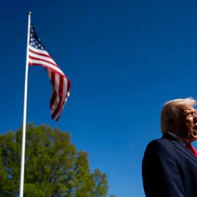 WASHINGTON (United States), 12/04/2026.- US President Donald Trump speaks to the media before departing the White House en route to Miami, Florida, in Washington, DC, USA, 11 April 2026. EFE/EPA/BONNIE CASH / POOL
