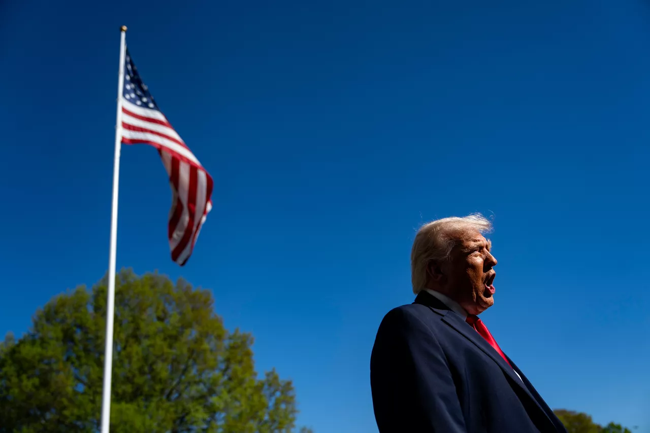 WASHINGTON (United States), 12/04/2026.- US President Donald Trump speaks to the media before departing the White House en route to Miami, Florida, in Washington, DC, USA, 11 April 2026. EFE/EPA/BONNIE CASH / POOL
