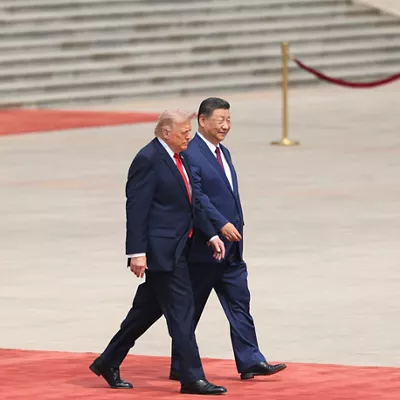 BEIJING (China), 14/05/2026.- Chinese President Xi Jinping walks with U.S. President Donald Trump during a welcome ceremony at the Great Hall of the People in Beijing, China, 14 May 2026. EFE/EPA/Maxim Shemetov / POOL
