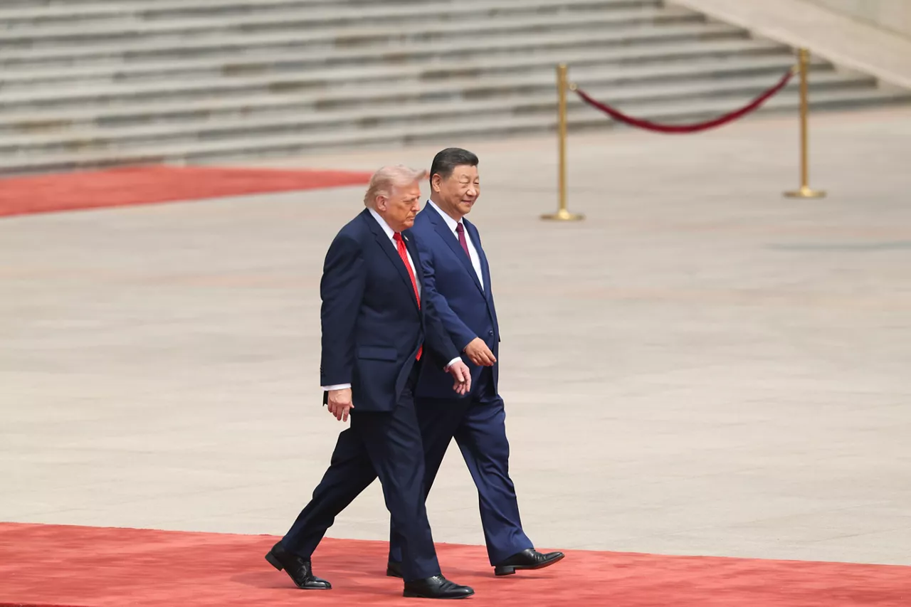 BEIJING (China), 14/05/2026.- Chinese President Xi Jinping walks with U.S. President Donald Trump during a welcome ceremony at the Great Hall of the People in Beijing, China, 14 May 2026. EFE/EPA/Maxim Shemetov / POOL
