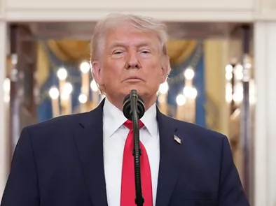 FOTODELDIA Washington, 01/04/2026.- El presidente estadounidense, Donald Trump, aseguró este miércoles en un discurso televisado a la nación que ha despertado gran expectación que su país ha logrado "victorias rápidas, decisivas y abrumadoras" en Irán desde que comenzó a realizar ataques contra la República Islámica el pasado 28 de febrero EFE/ALEX BRANDON / POOL 