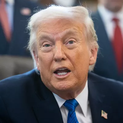Washington (United States), 30/01/2026.- US President Donald Trump signs executive orders in the Oval Office at the White House, Washington, DC, USA, 30 January 2026. EFE/EPA/FRANCIS CHUNG / POOL
