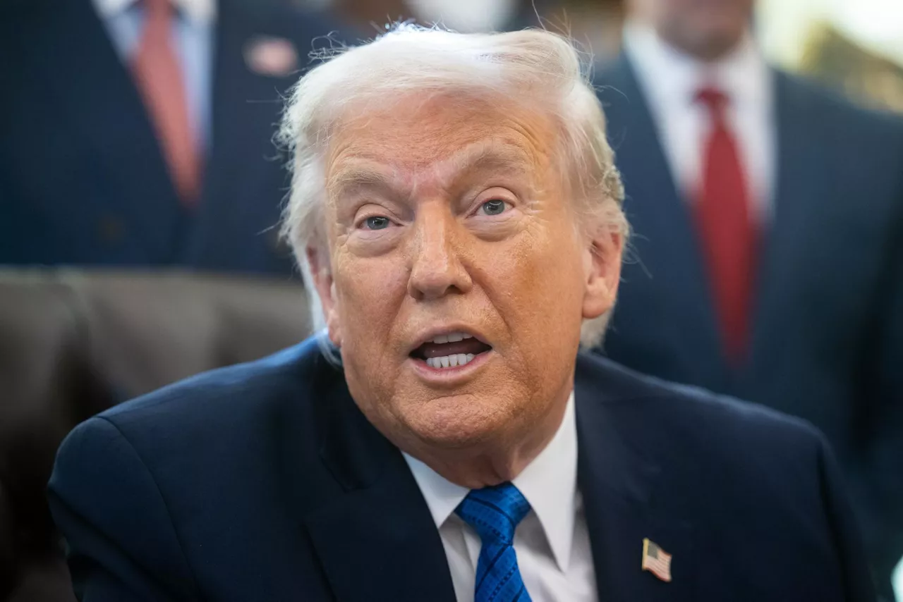 Washington (United States), 30/01/2026.- US President Donald Trump signs executive orders in the Oval Office at the White House, Washington, DC, USA, 30 January 2026. EFE/EPA/FRANCIS CHUNG / POOL
