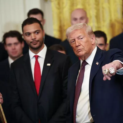 Washington (United States), 15/01/2026.- US President Donald Trump wears championship rings during an event honoring the 2025 Stanley Cup Champions, The Florida Panthers, in the East Room of the White House, in Washington, DC, USA, 15 January 2026. EFE/EPA/Samuel Corum / POOL
