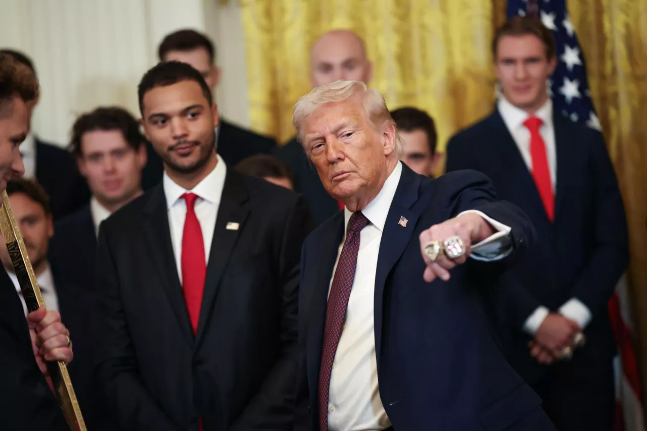 Washington (United States), 15/01/2026.- US President Donald Trump wears championship rings during an event honoring the 2025 Stanley Cup Champions, The Florida Panthers, in the East Room of the White House, in Washington, DC, USA, 15 January 2026. EFE/EPA/Samuel Corum / POOL
