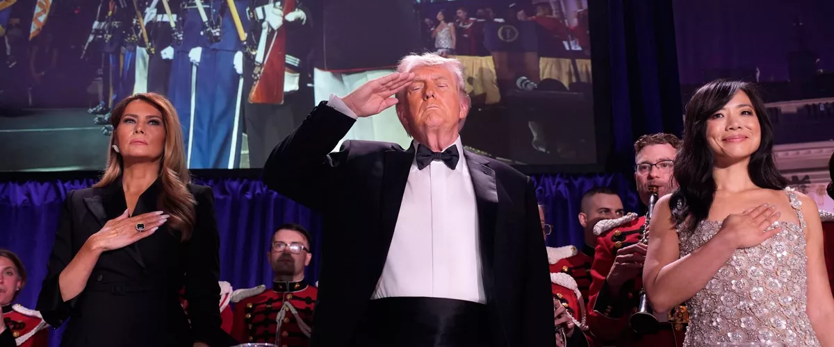 Washington (United States), 26/04/2026.- (L-R) First lady Melania Trump, US President Donald Trump, and CBS News senior White House correspondent Weijia Jiang participate in the White House Correspondents' Association Dinner in Washington, DC, USA, 25 April 2026. EFE/EPA/Yuri Gripas / POOL
