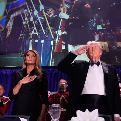 Washington (United States), 26/04/2026.- (L-R) First lady Melania Trump, US President Donald Trump, and CBS News senior White House correspondent Weijia Jiang participate in the White House Correspondents' Association Dinner in Washington, DC, USA, 25 April 2026. EFE/EPA/Yuri Gripas / POOL
