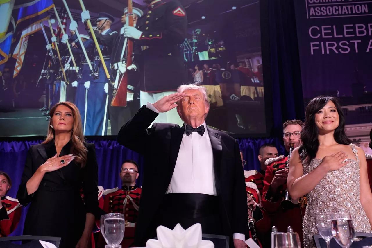 Washington (United States), 26/04/2026.- (L-R) First lady Melania Trump, US President Donald Trump, and CBS News senior White House correspondent Weijia Jiang participate in the White House Correspondents' Association Dinner in Washington, DC, USA, 25 April 2026. EFE/EPA/Yuri Gripas / POOL
