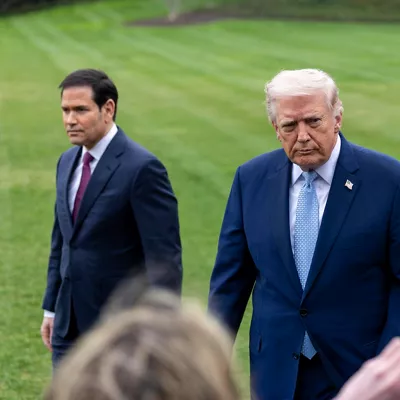 WASHINGTON (United States), 20/03/2026.- US President Donald J. Trump (R), with Secretary of State Marco Rubio (L), responds to a question from the news media as he walks to board Marine One on the South Lawn of the White House in Washington, DC, USA, 20 March 2026. EFE/EPA/SHAWN THEW / POOL
