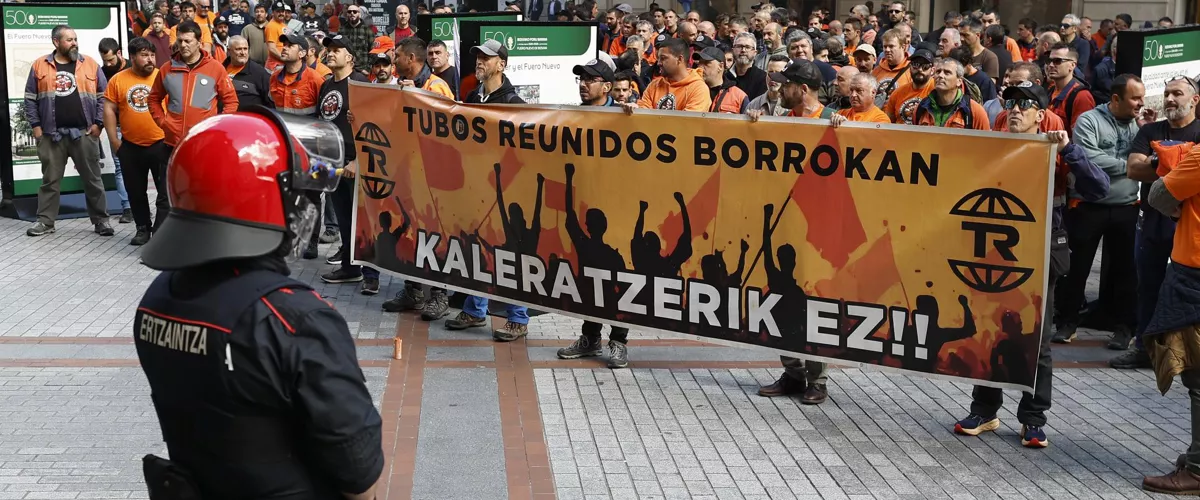 BILBAO, 05/05/2026.- Trabajadores de Tubos Reunidos se han concentrado este martes frente a las oficinas de la empresa en Bilbao y se han manifestado posteriormente por la capital vizcaína. EFE/ Miguel Toña
