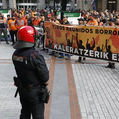BILBAO, 05/05/2026.- Trabajadores de Tubos Reunidos se han concentrado este martes frente a las oficinas de la empresa en Bilbao y se han manifestado posteriormente por la capital vizcaína. EFE/ Miguel Toña

